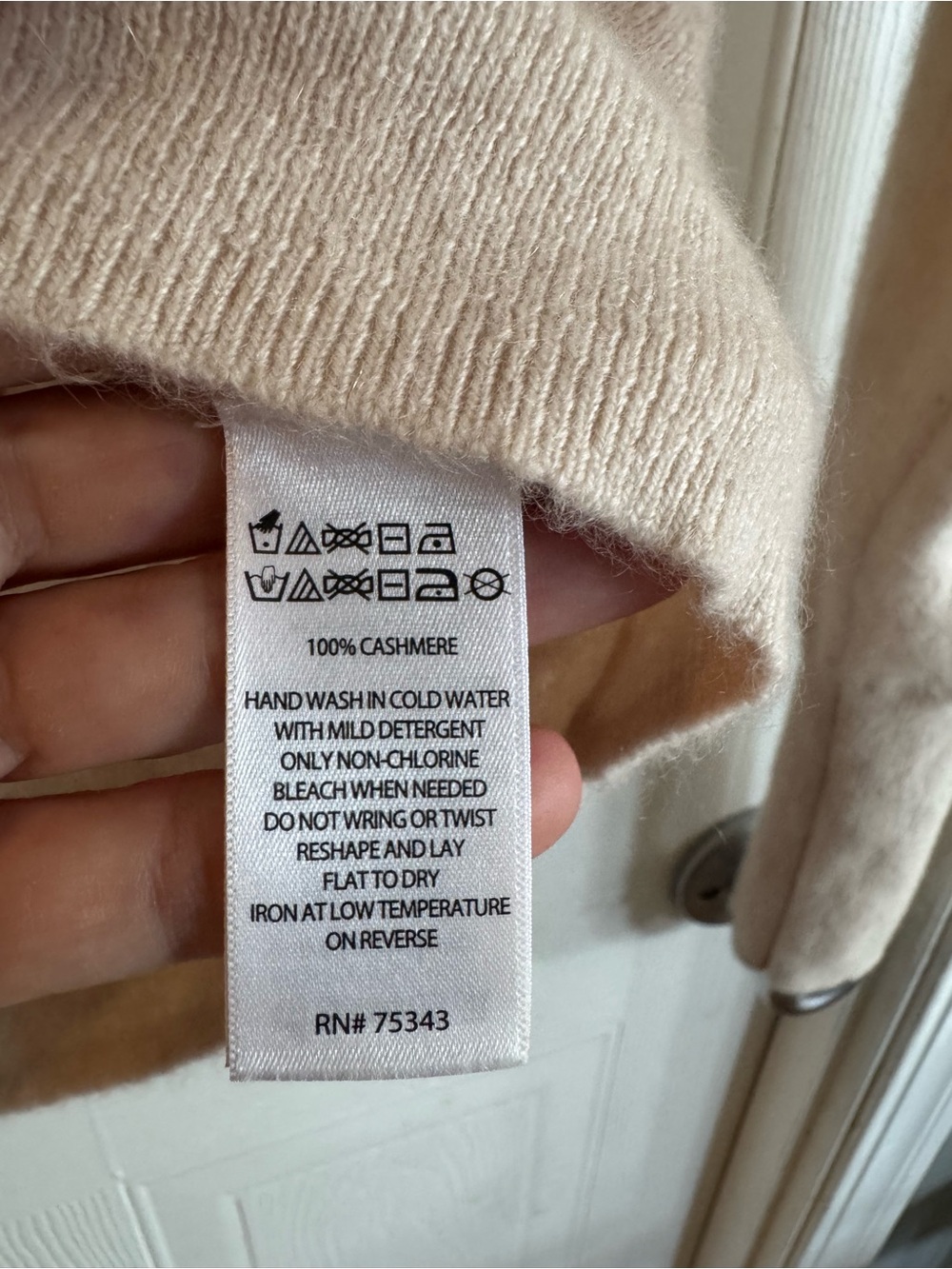 Tahari 100% Cashmere Cream Beige V-Neck Butter Soft Knit Sweater Size M - Picture 6 of 7